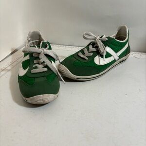 Panam women’s green and white classic lace up runners sneakers size 6‎